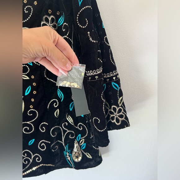 VENUS Black Velvet Embroidered Beaded Sequin Bell Sleeve Top Size 6 NWT - Picture 4 of 14